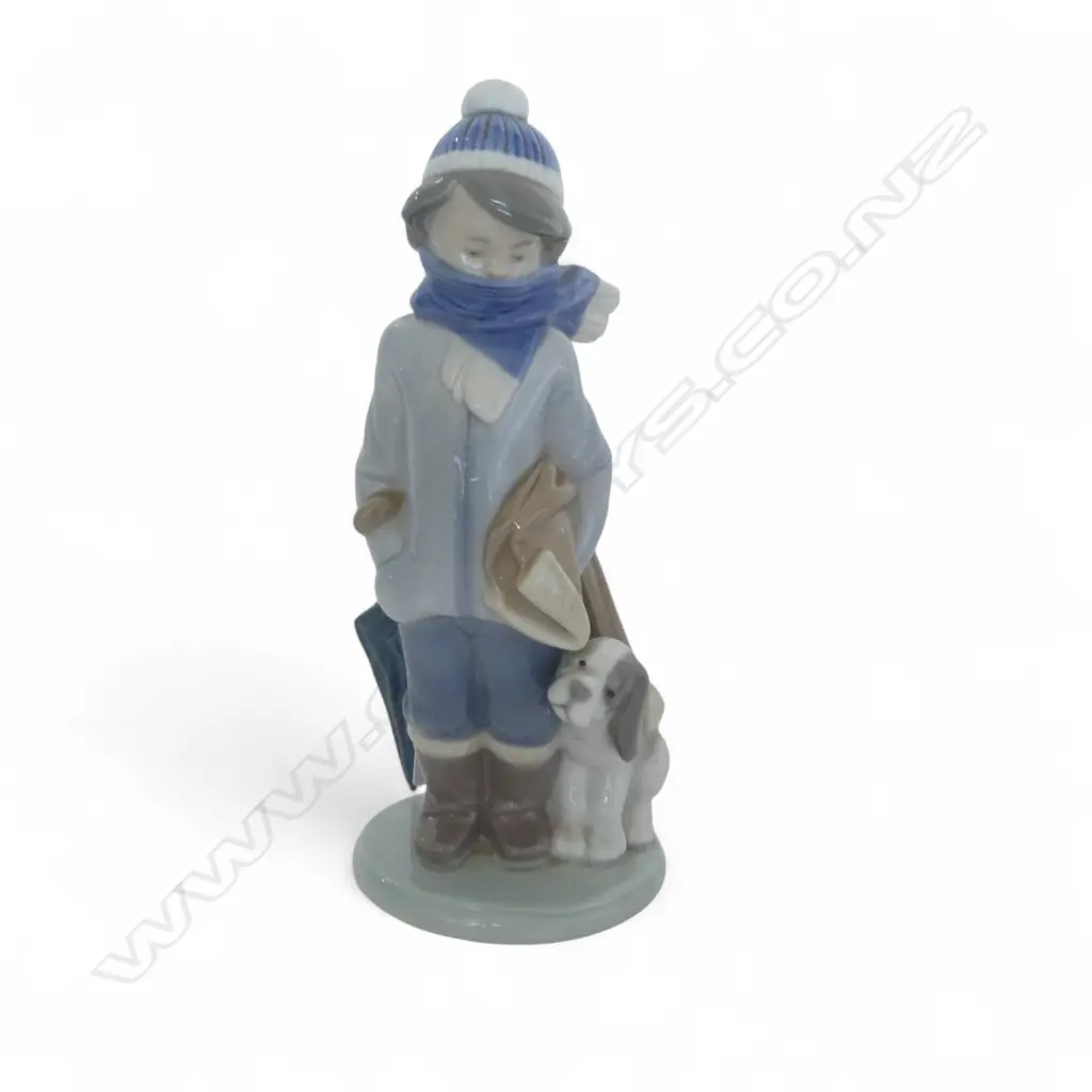 LLADRO FIGURE BOY WALKING DOG H200MM Image 1++