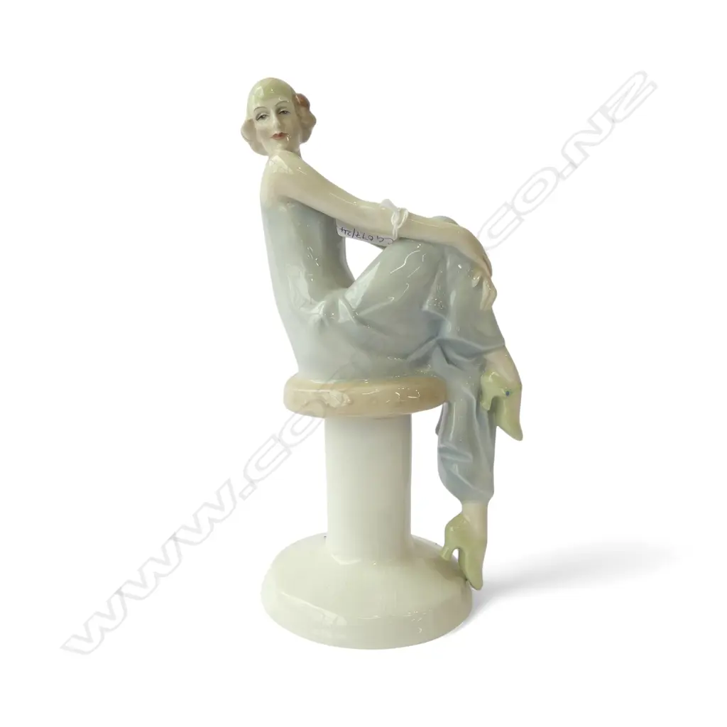 ROYAL DOULTON FIGURINE 'FLIRTATION' H.260mm Image 1++