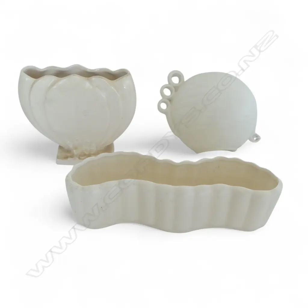 3 WHITE VASES; CROWN LYNN #106 W.285mm HAIRLINES, CROWN DEVON WALL VASE, CATHERINE ANSELMI T103 H.155mm Image 1++