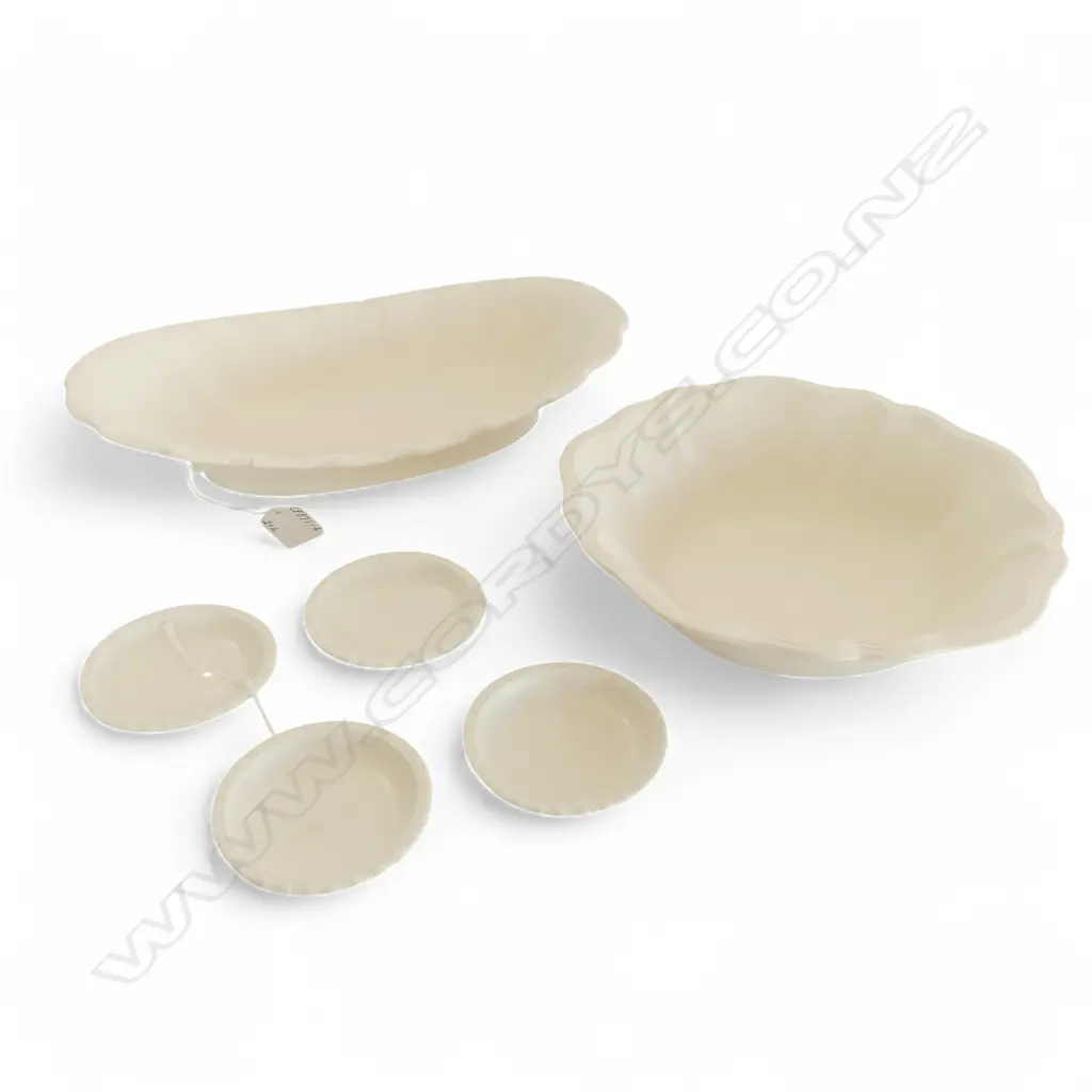 2 SPODE VELAMOUR SCALLOPED DISHES & 4 SML DISHES Image 1++