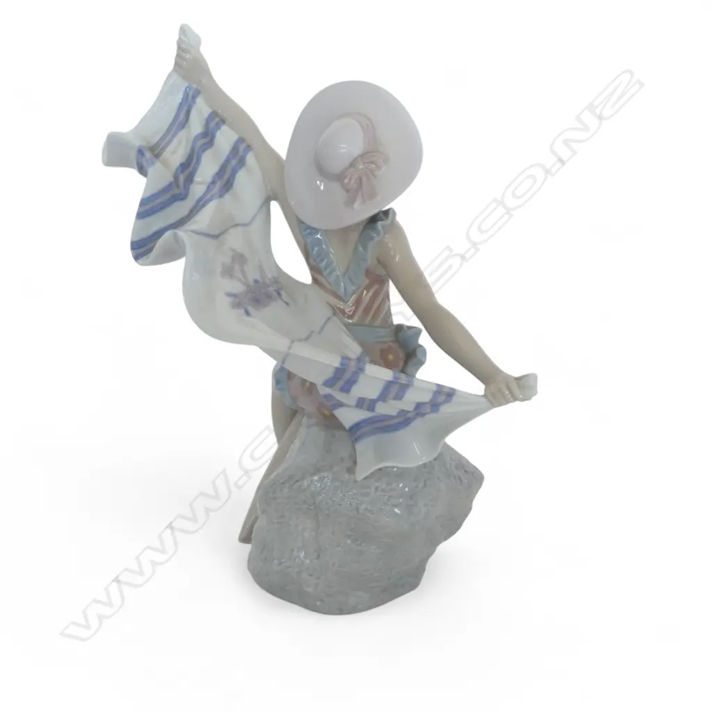 LLADRO FIGURINE GIRL AT BEACH H300MM Image 1++