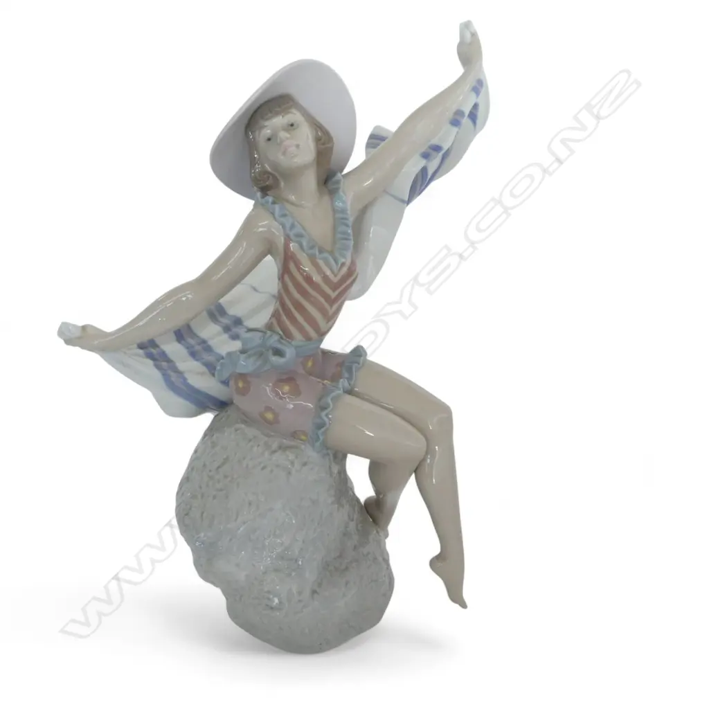 LLADRO FIGURINE GIRL AT BEACH H300MM Image 1++