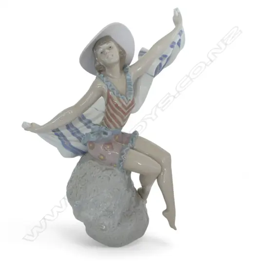 LLADRO FIGURINE GIRL AT BEACH H300MM