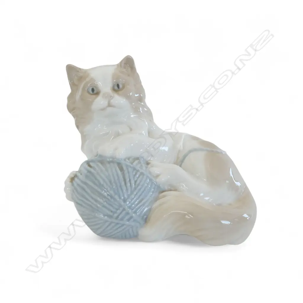 NAO CHINA KITTEN WITH WOOL L130MM Image 1++