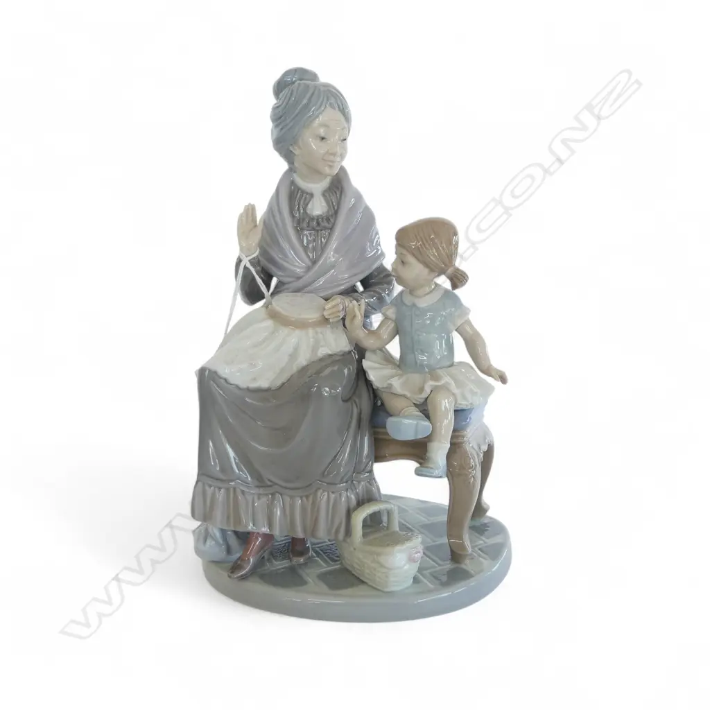 LLADRO FIGURE GROUP GRRANDMOTHER & GRANDAUGHTER H240MM Image 1++