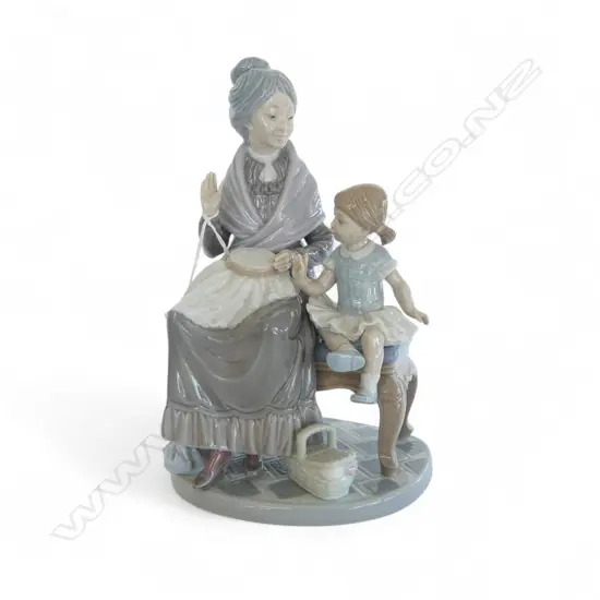 LLADRO FIGURE GROUP GRRANDMOTHER & GRANDAUGHTER H240MM