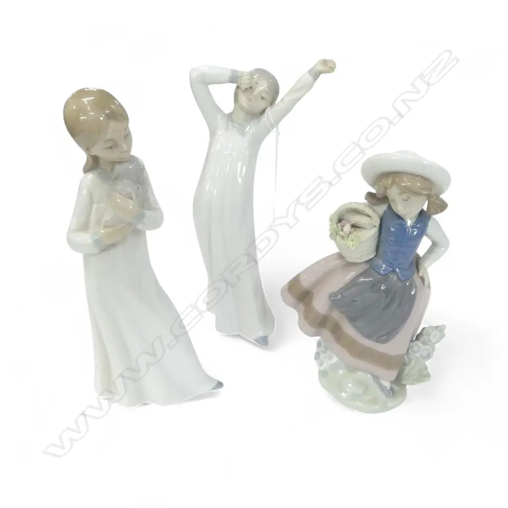 3 FIGURINES; 1 LLADRO AF + 2 NAO H.205mm Image 1++