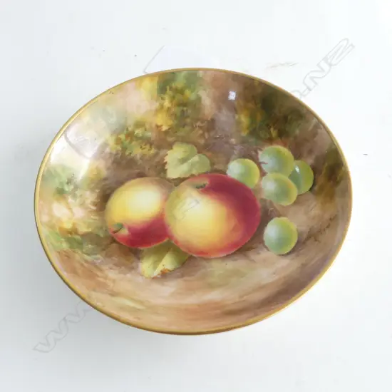 ROYAL WORCESTER HAND PAINTED FRUIT DISH Dia.115mm. Signed Maybury