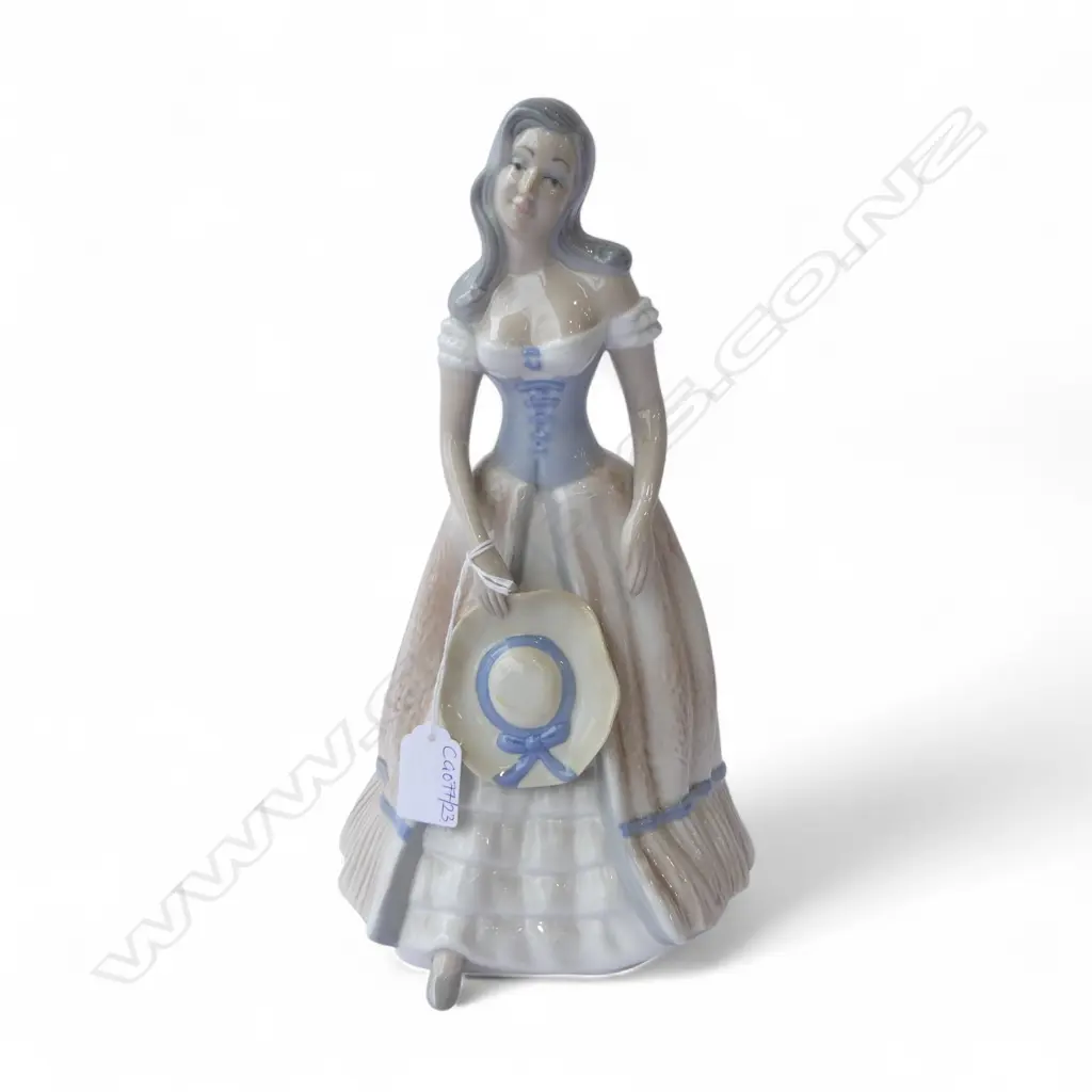 TENGRA SPAIN FIGURINE; LADY HOLDING HAT H.300mm Image 1++