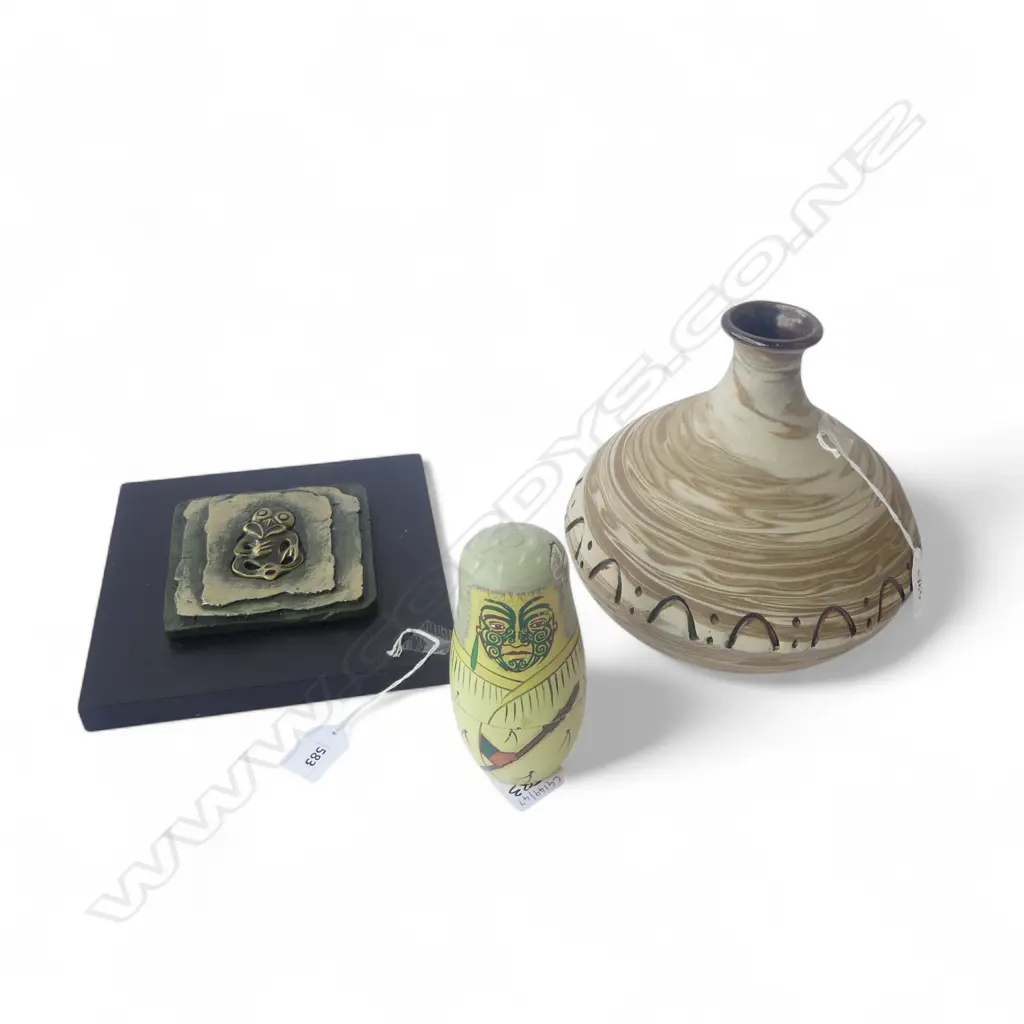 TIKI PLAQUE  MAORI WOOD DOLL H130MM & STUDIO POTTERY VASE H190MM Image 1++