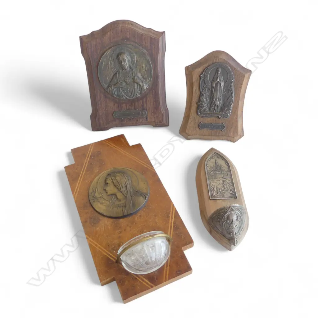 2 VINTAGE FONTS (1 SIGNED H.200mm) + 2 PLAQUES  Image 1++