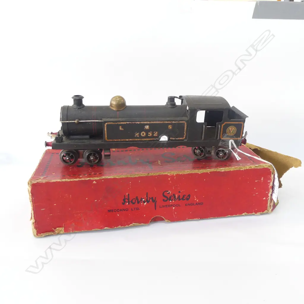 BOXED VINTAGE HORNBY ENGINE BODY NO XO52 L250mm. Note: center wheels not connected & only 2 inside box Image 1++