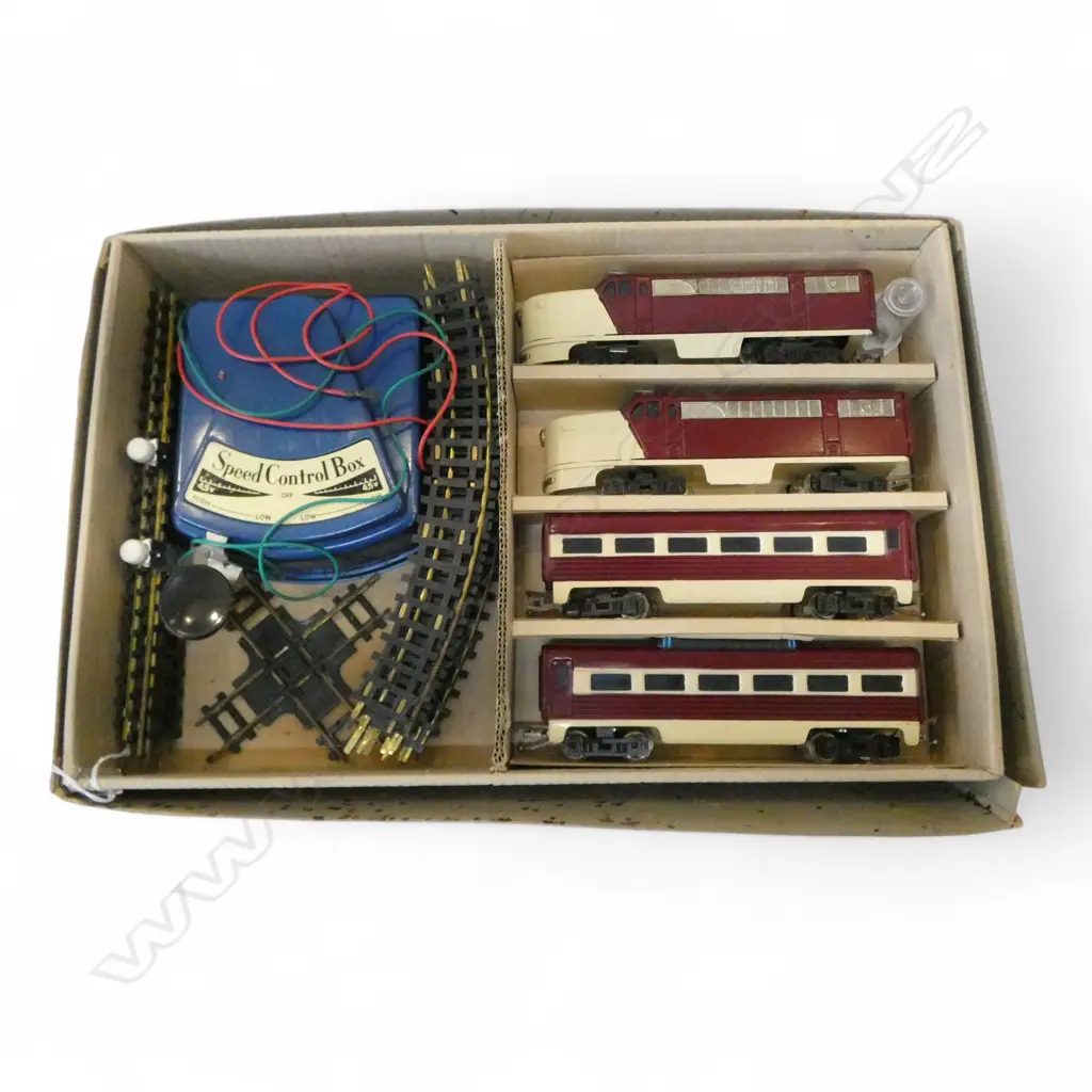 BOXED JAPANESE VINTAGE HO ELECTRIC TRAIN SET L410MM 2 ENGINES CARRAGES TRANSFORMER ETC Image 1++
