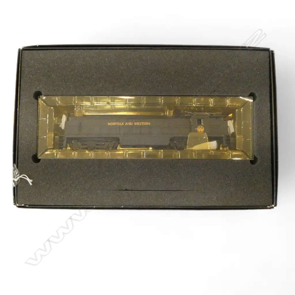 BOXED NORFORK & WESTON ELECTRIC ENGINE & 5 CARRAGES Image 1++