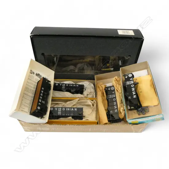 BOXED NORFORK & WESTON ELECTRIC ENGINE & 5 CARRAGES