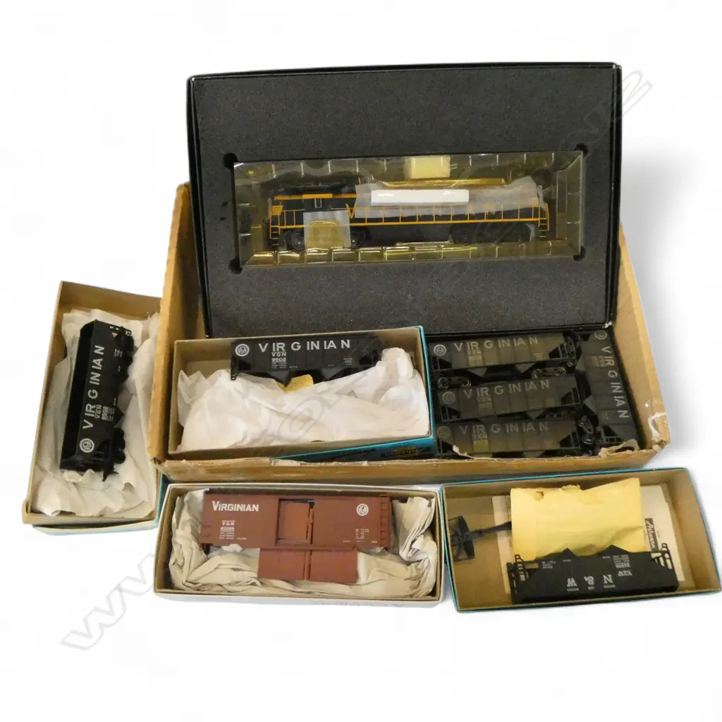 BOXED VIRGINIAN MODEL ENGINE & 8 CARRAGES Image 1++