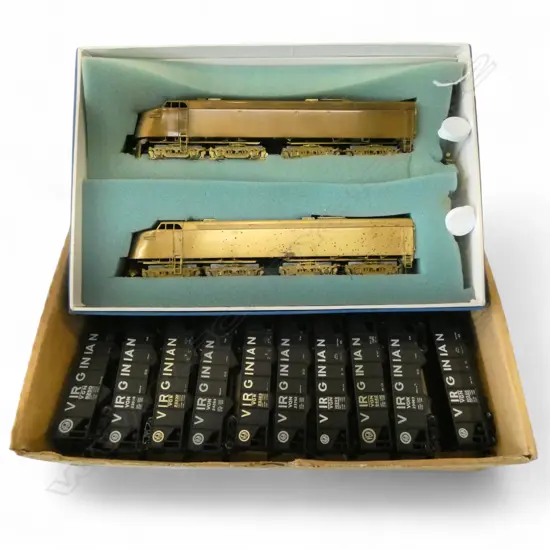 BOXED DOUBLE MODEL ENGINE ELECTRIC TRAIN SET & 10 CARRAGES