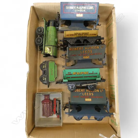 TRAY OF VINTAGE HORNBY RAILWAY CARRAGES ENGINE & TENDER ETC