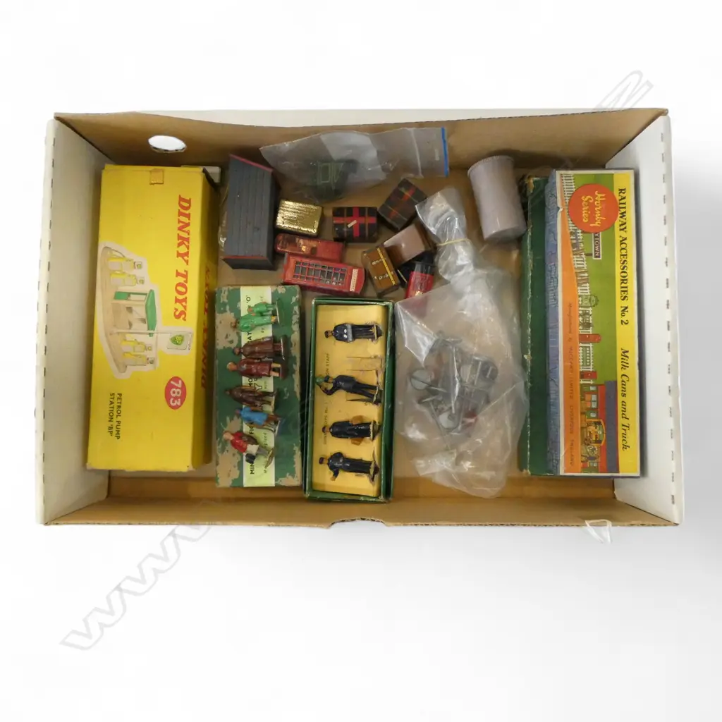 COLLECTION OF DINKY TOY MODEL RAILWAY FIGURES & ACCESORIES Image 1++