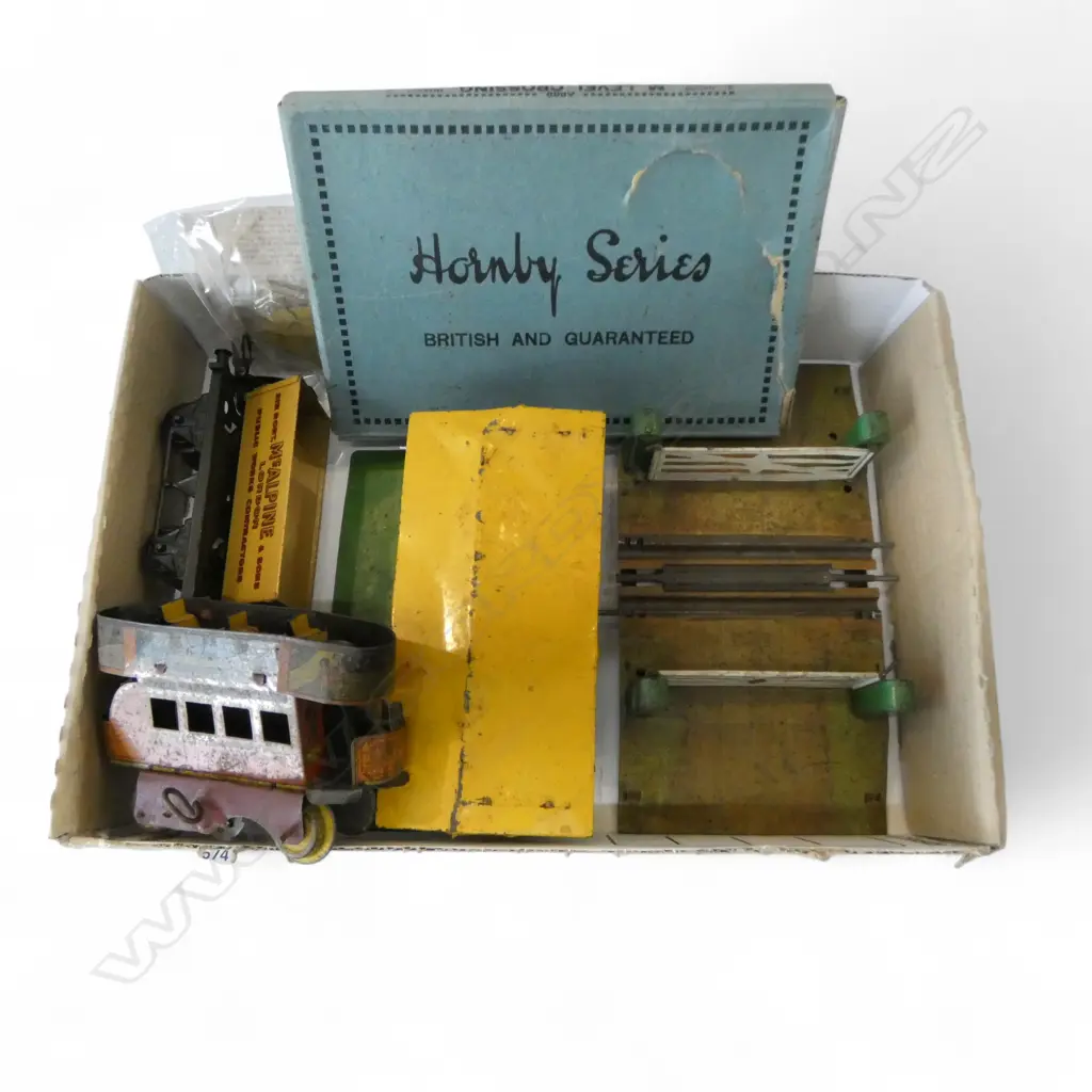 TRAY OF VINTAGE HORNBY RAILWAY GATES TIN STATION TOYS ETC Image 1++
