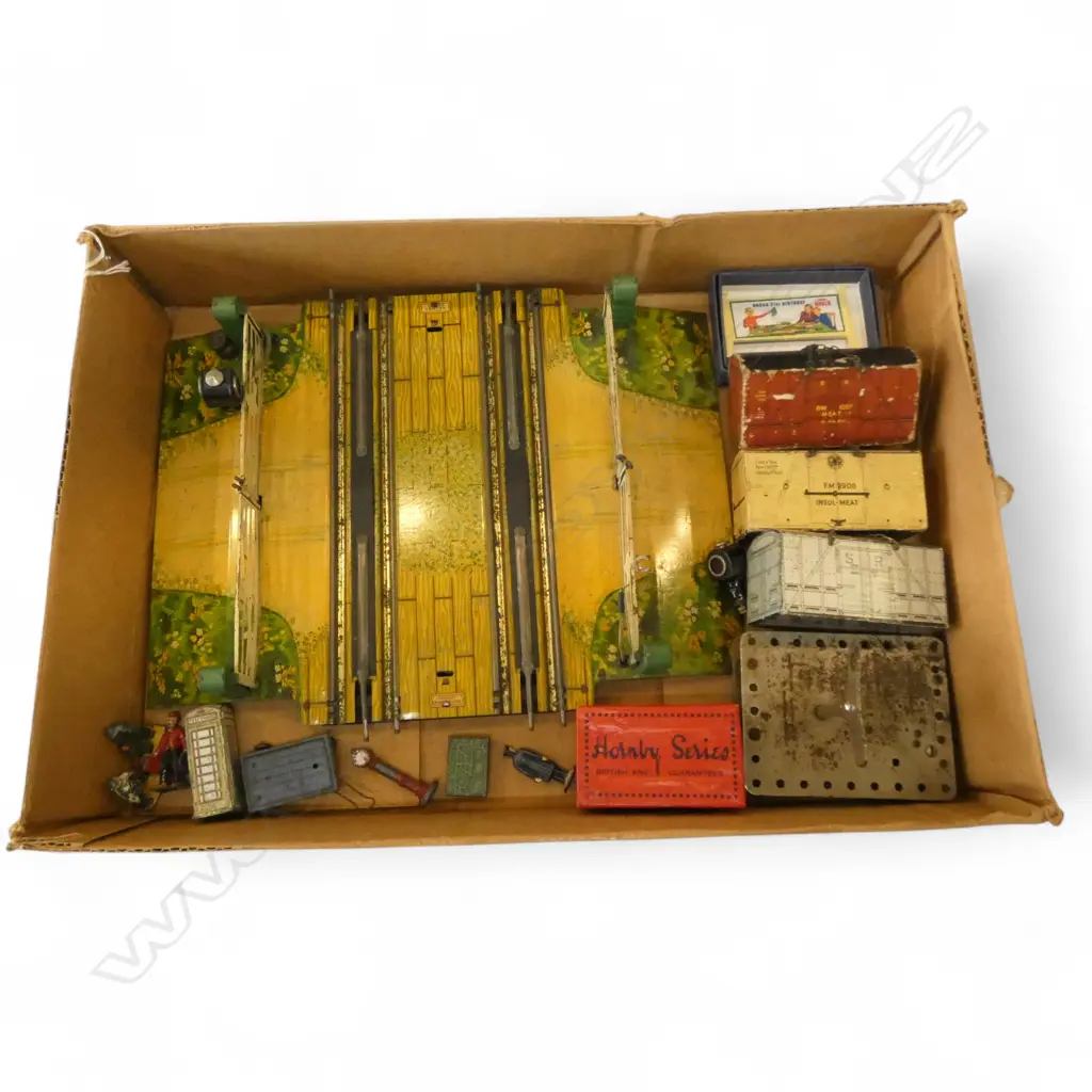 TRAY OF VINTAGE HORNBY RAILWAY GATES CARRAGES FIGURES ETC Image 1++