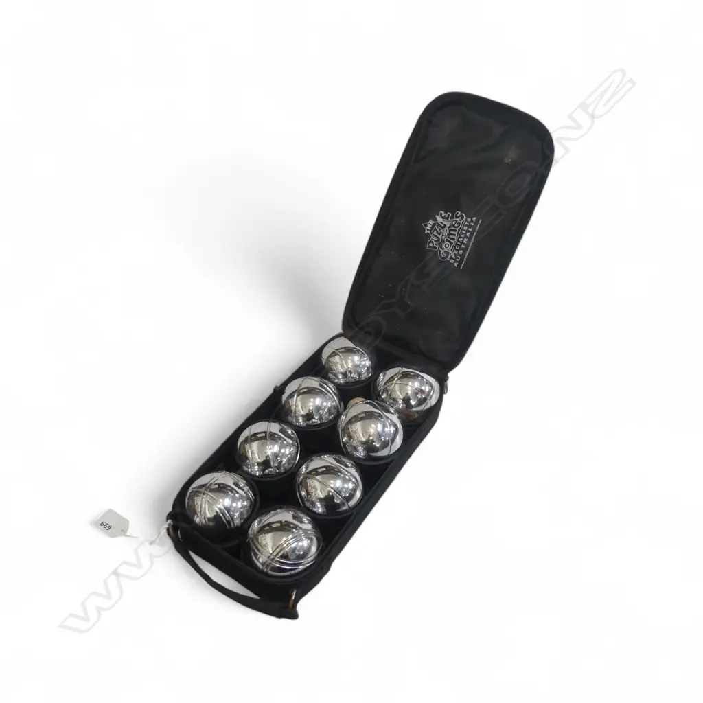 CANVAS CASED BOULES SET (8 BALLS) Image 1++