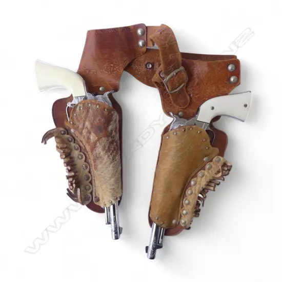 2 TOY COLT 45 PISTOL HAND GUNS IN LEATHER BELT HOLSTER L.340mm