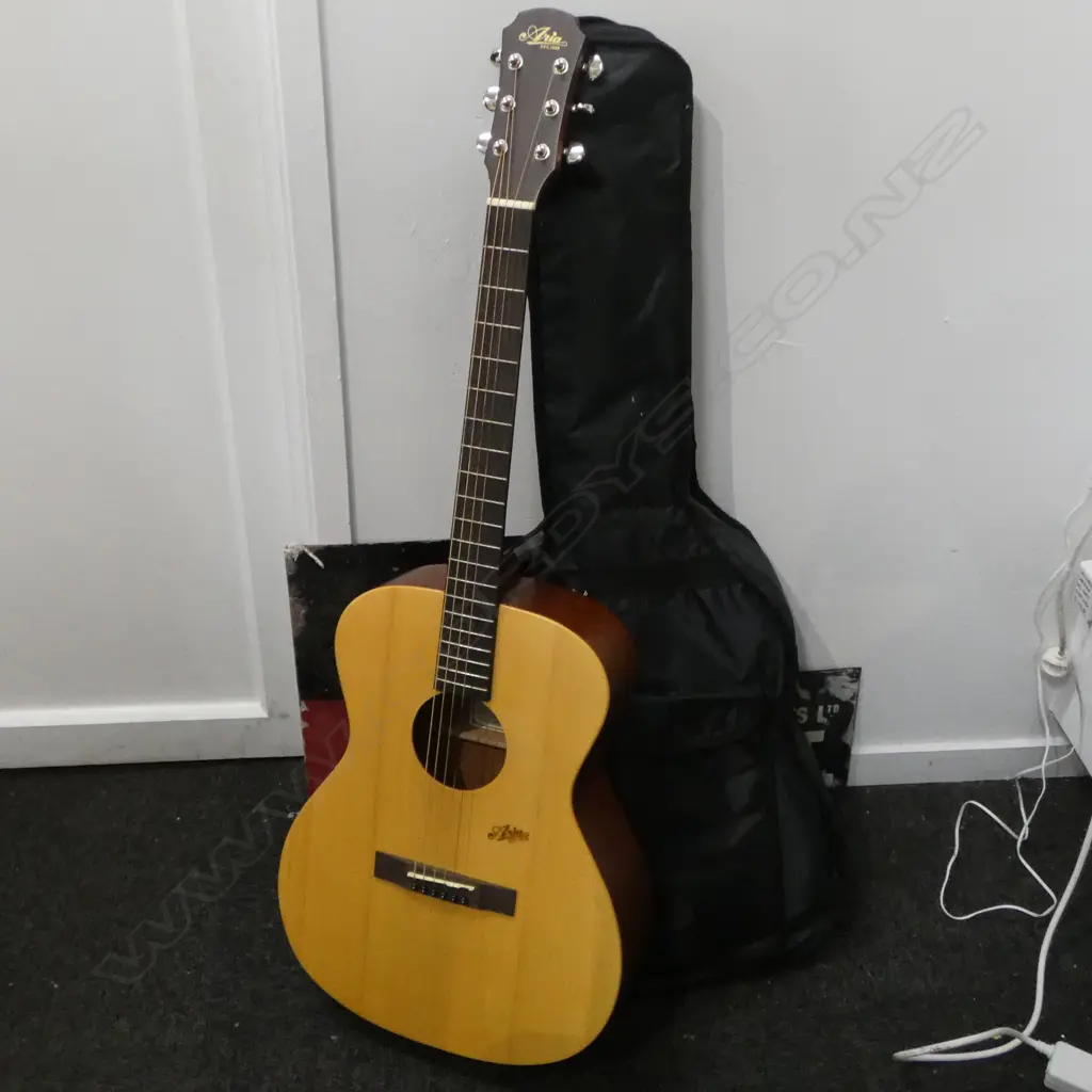 ARIA MF-200 MTN ACOUSTIC GUITAR in soft shell case Image 1++