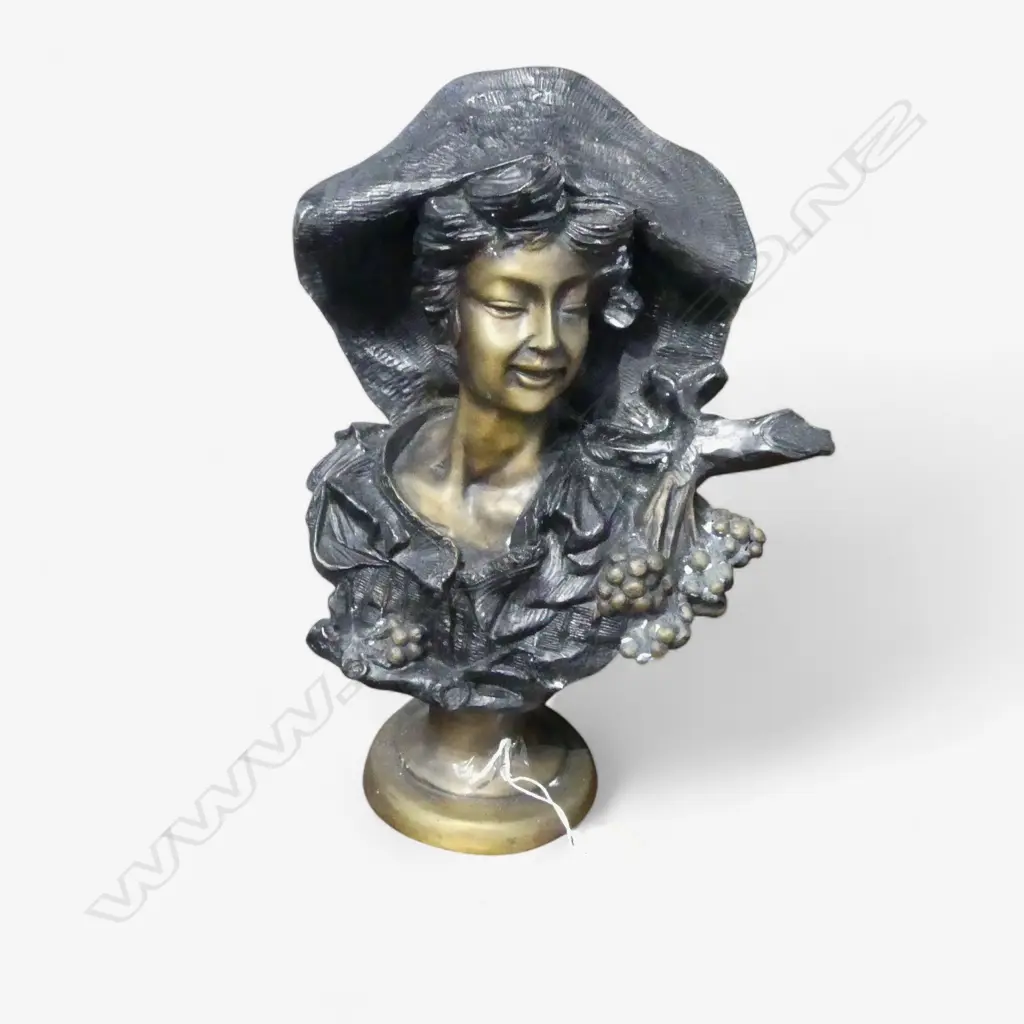 20th C. BRONZE FIGURINE OF 'THE LADY OF THE GRAPE' AFTER LAPINI (H.) 380 mm Image 1++