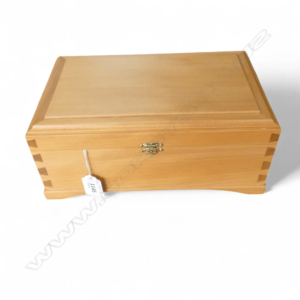 HANDMADE NZ TIMBERS BOX DOVETAILED AND INTERIOR BAISE LINED 265 x 170 x 110mm Image 1++