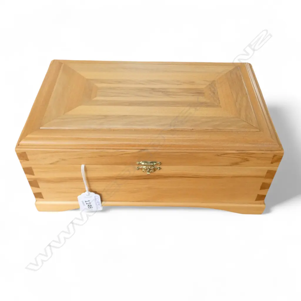 HANDMADE NZ TIMBERS BOX DOVETAILED AND INTERIOR VELVET LINED 255 x 170 x 110mm Image 1++