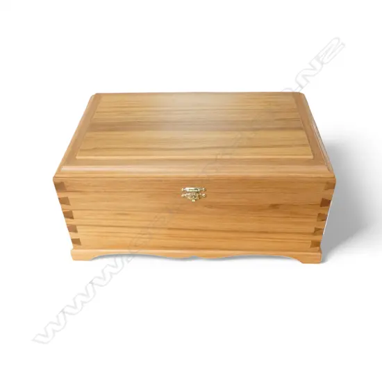 HANDMADE NZ TIMBERS BOX DOVETAILED AND INTERIOR VELVET LINED 280 x 175 x 130mm