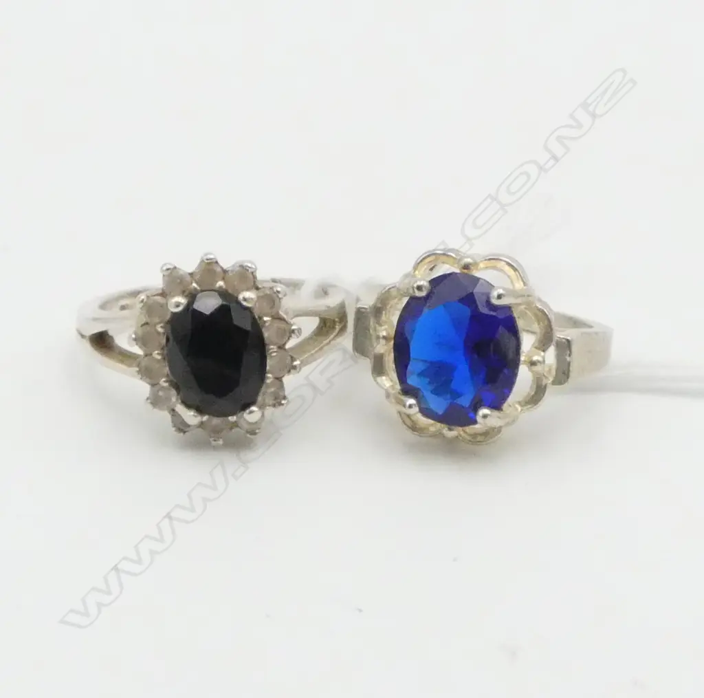 2 SILVER COSTUME RINGS SIZE L & O Image 1++