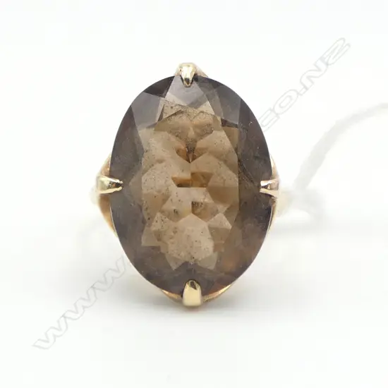 9ct GOLD & SMOKEY QUARTZ RING. 6.7gms SIZE T