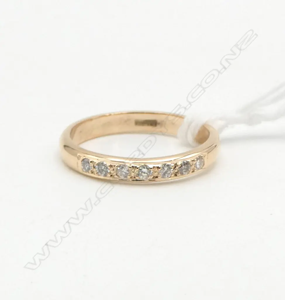 9ct GOLD 7 DIAMOND BAND size M. As new. 2.2gms Image 1++