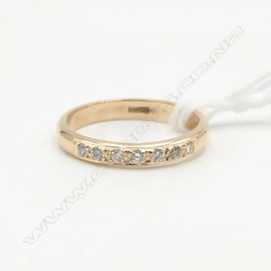 9ct GOLD 7 DIAMOND BAND size M. As new. 2.2gms