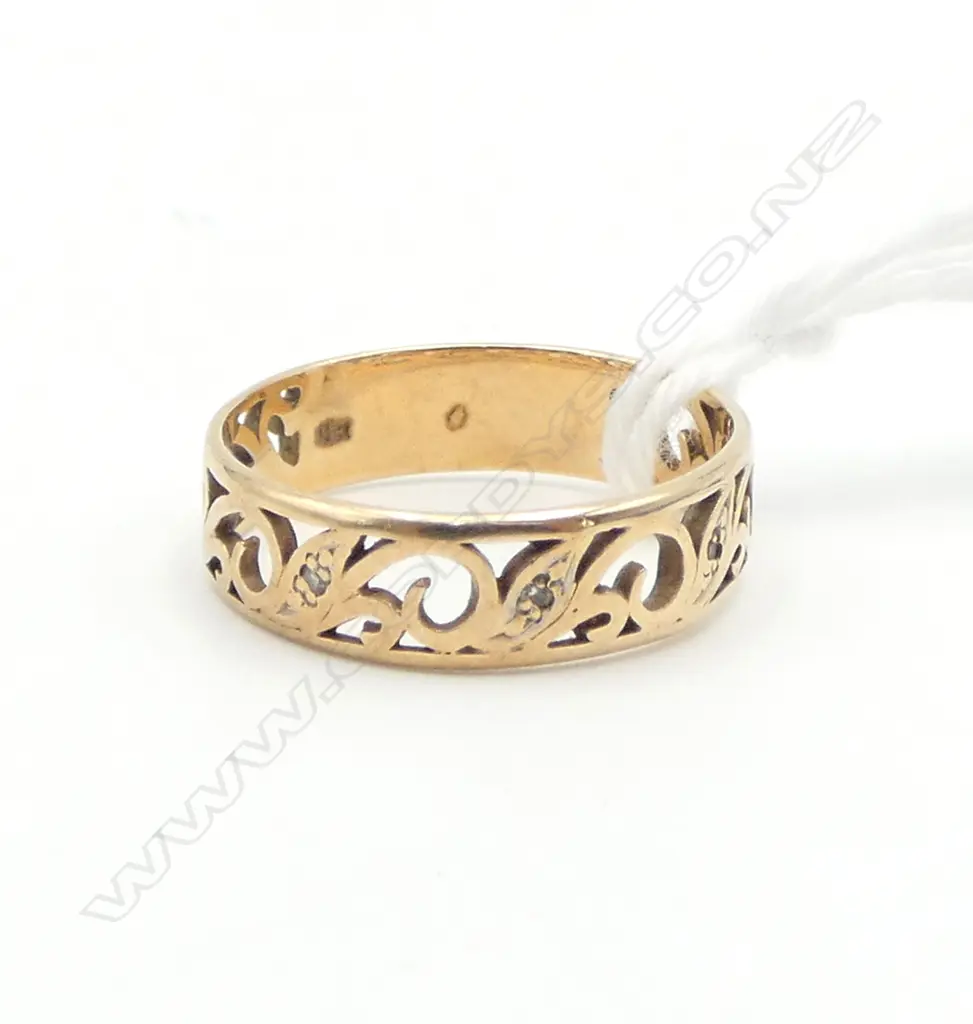 9ct GOLD & small DIAMOND BAND RING pierced vine scroll top. 2.1gms SIZE O Image 1++