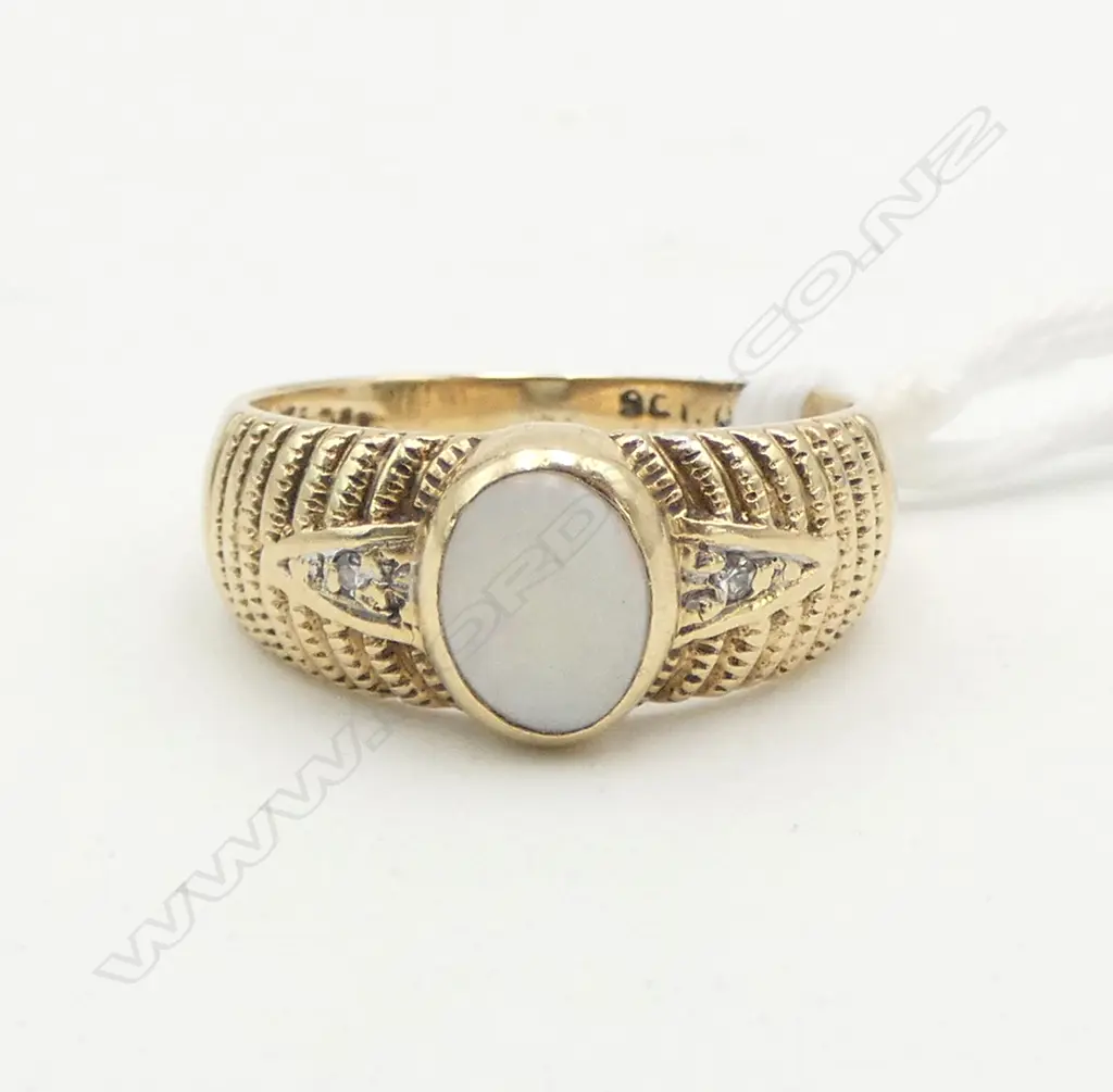 9ct GOLD AND OPAL &  SMALL DIAMOND RING 2.46gms SIZE J Image 1++