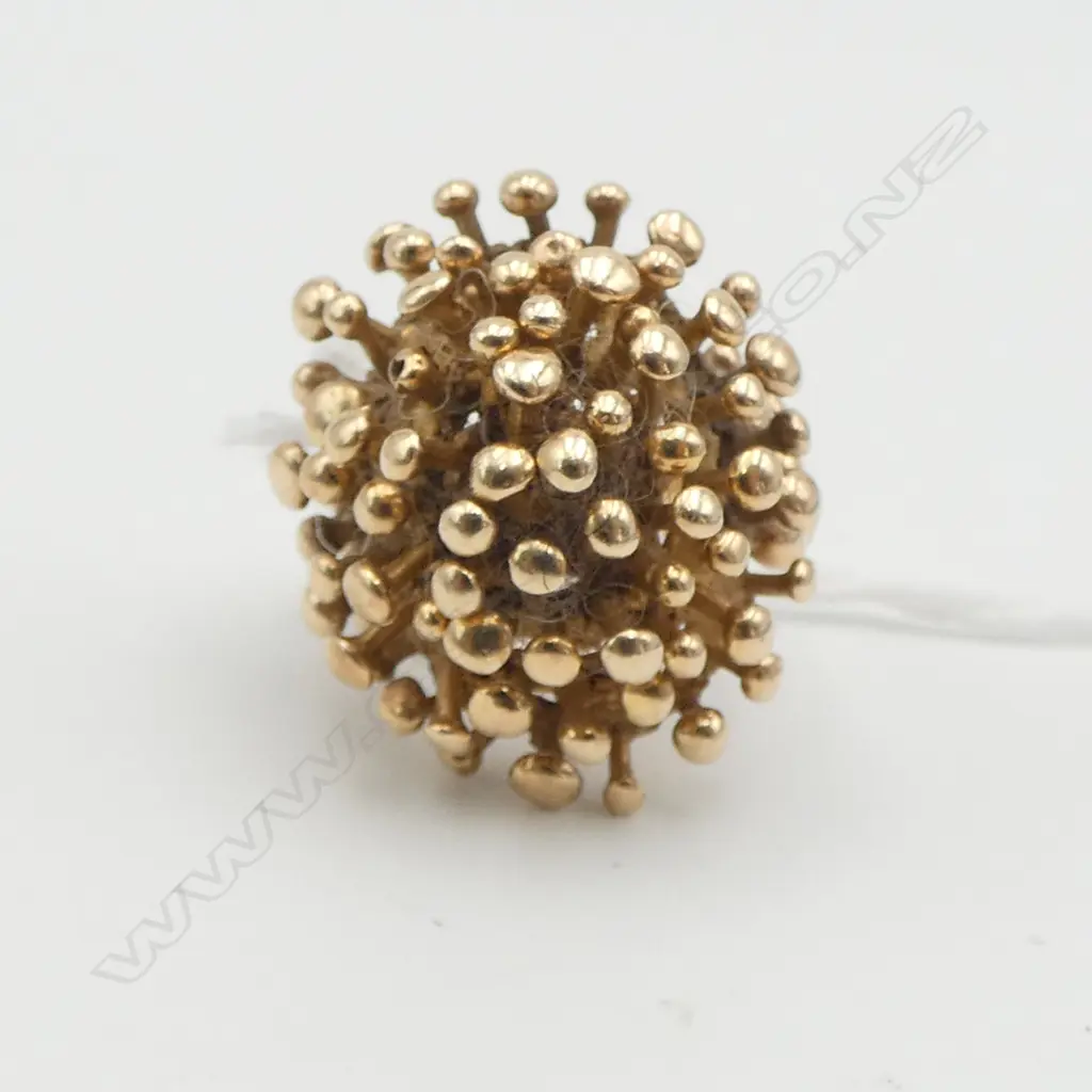 RETRO 9ct Y/GOLD DESIGNER RING domed star burst small size. 12.3gms SIZE K Image 1++