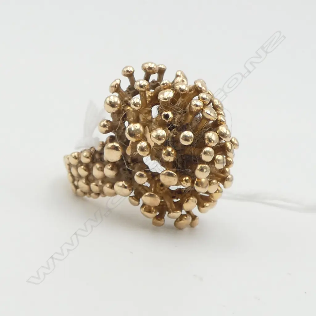 RETRO 9ct Y/GOLD DESIGNER RING domed star burst small size. 12.3gms SIZE K Image 1++