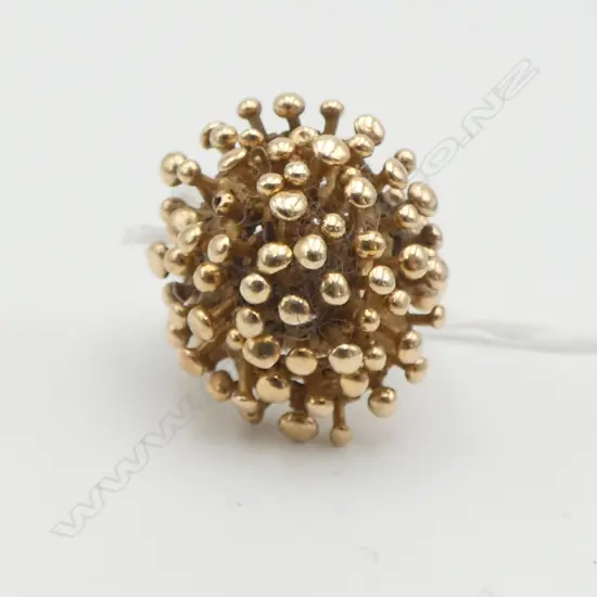 RETRO 9ct Y/GOLD DESIGNER RING domed star burst small size. 12.3gms SIZE K