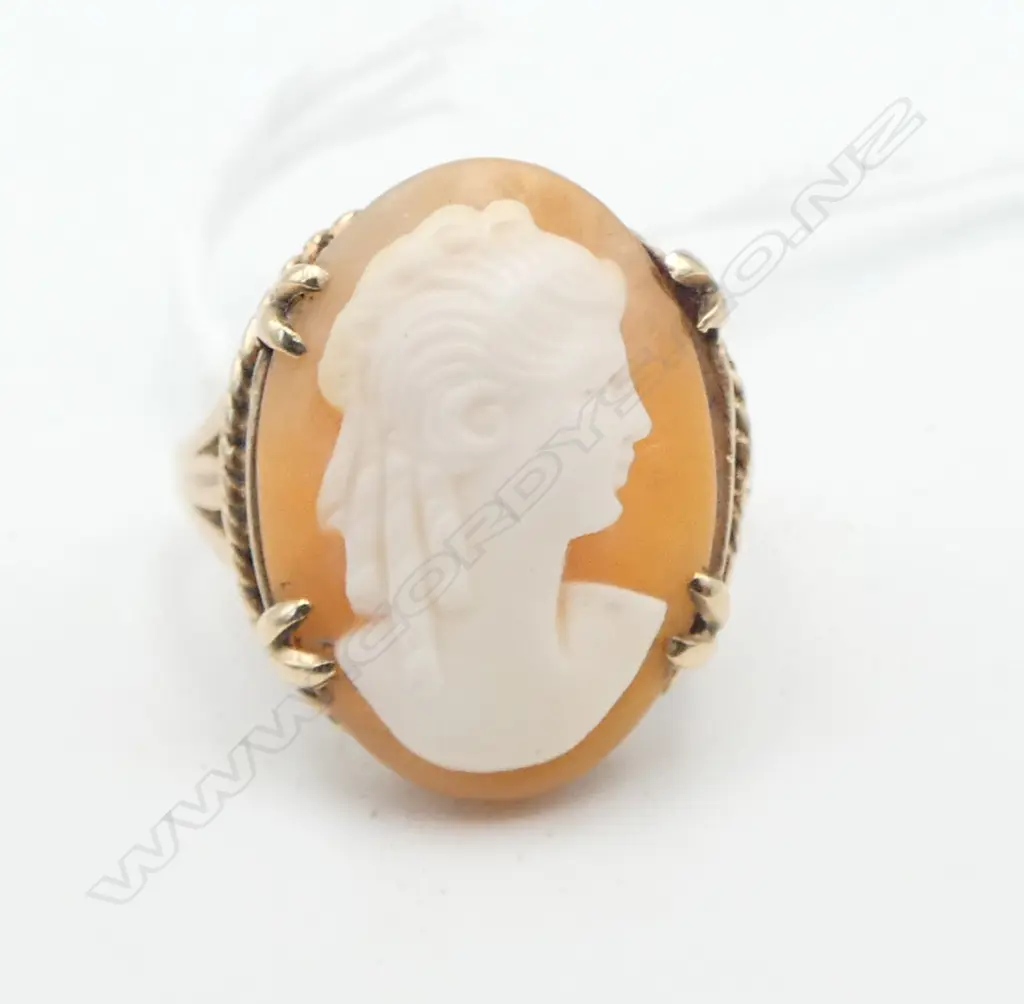 9CT CAMEO RING, 3.8gms SIZE J (cameo is loose in setting) Image 1++