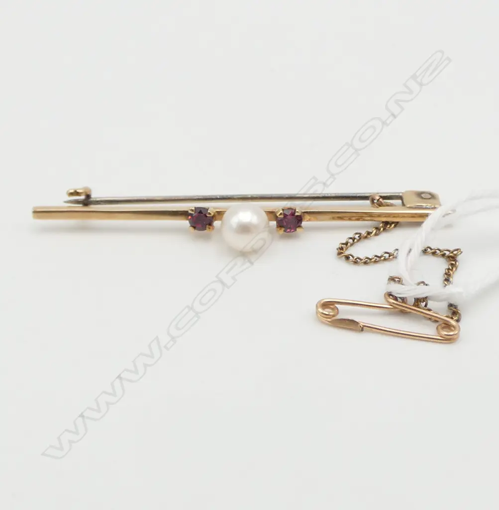 9ct GOLD PEARL & GARNET BAR BROOCH 2.46gms Image 1++