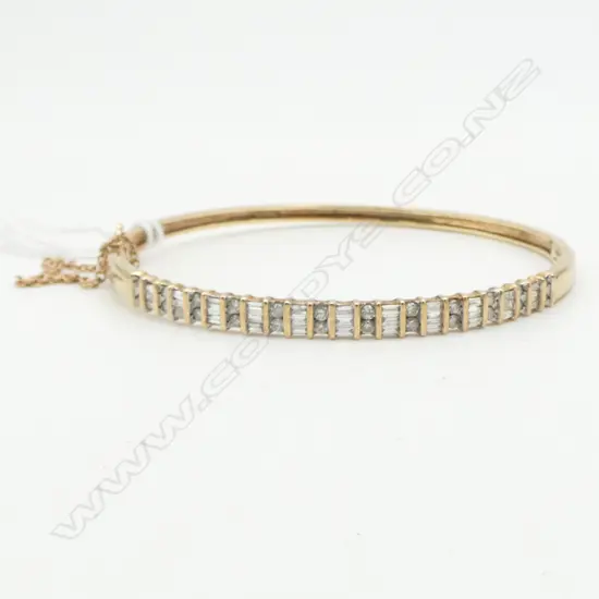 10CT DIAMOND BANGLE, 10gms w. VALUATION