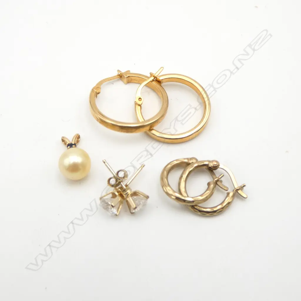 3 x pairs of 9ct GOLD EARRINGS + 9ct & CULTURED PEARL EARRING 3.65gms Image 1++