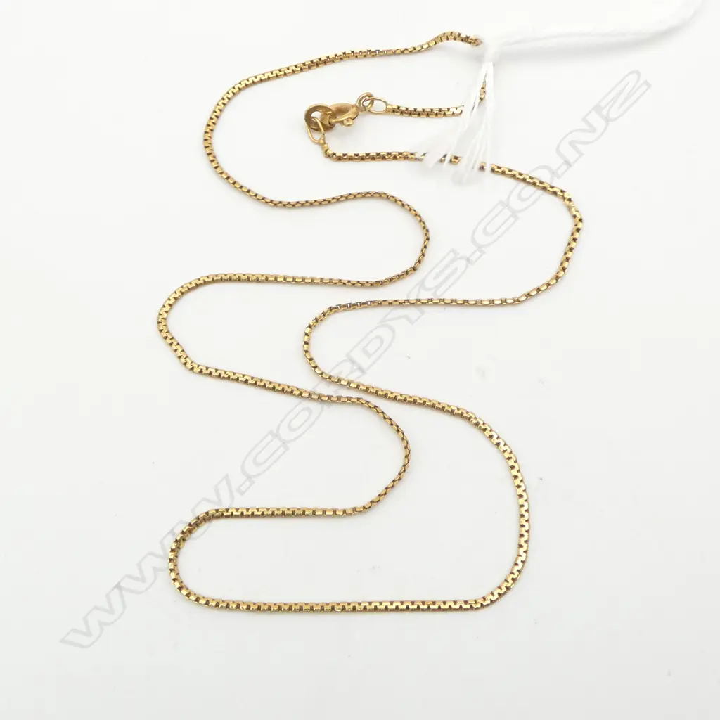18ct GOLD FINE BOX LINK NECK CHAIN. L.400mm. 3gms  Image 1++