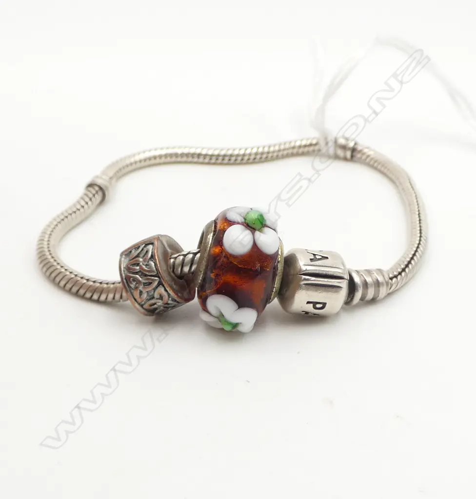 PANDORA S/SILVER BRACLET & 2 BEADS 18GMS Image 1++