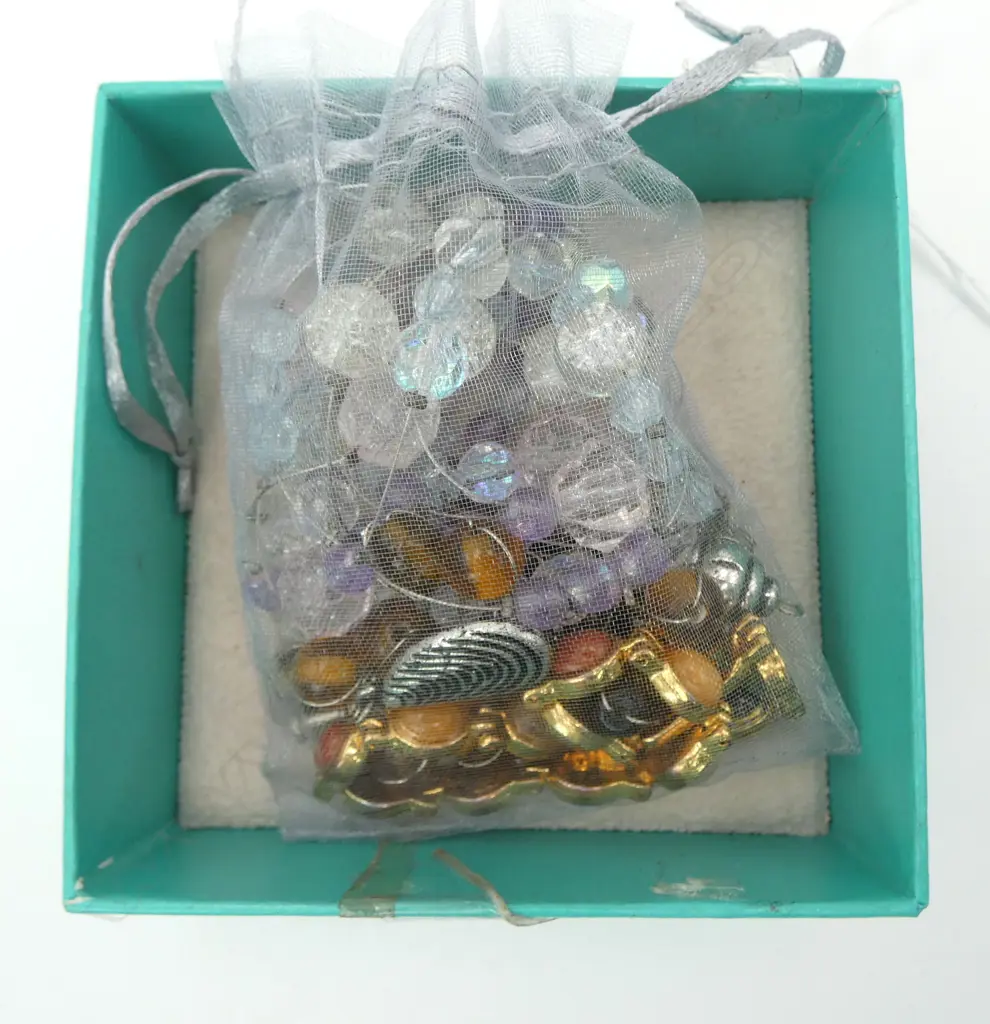 COSTUME NECKLACE AND BRACELETS Image 1++