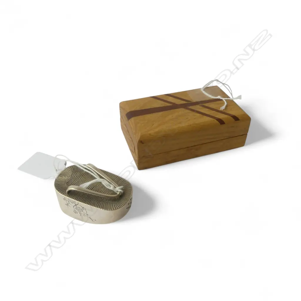 JAPANESE MINIATURE STG SILVER SANDAL FORM SHAKER 24gms + WOODEN TRINKET BOX by ROGER GRIFKINS W.92mm Image 1++
