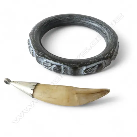 CHINESE ARKAIC JADE BANGLE & EASTERN SILVER MOUNTED TIGERS TOOTH PENDANT L75MM